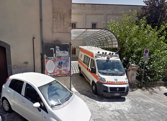 VIA ANCHE L'AMBULANZA? |La postazione del 118 di Vizzini, in via Roma. Foto n. 2