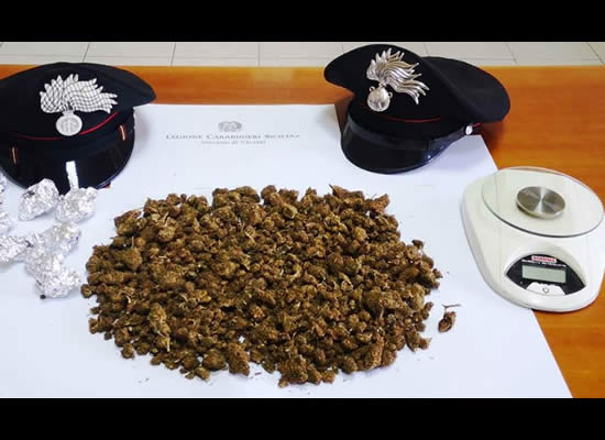 SOTTO SEQUESTRO | La marijuana e il bilancino trovati in casa del 42enne. Foto n. 2