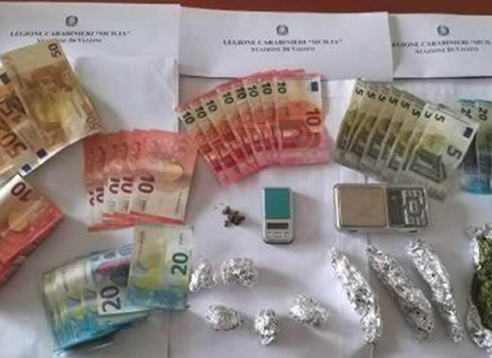 SEQUESTRATI 830 EURO | Soldi, marijuana e bilancini trovati dai Carabinieri. Foto n. 2