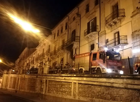 NESSUN FERITO | L'intervento dei vigili del fuoco. Foto n. 2