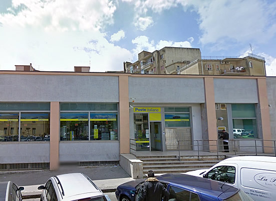 CAMUFFATI DA PERSONALE DI SERVIZIO | L'ufficio di piazza della Rinascita. Foto n. 2