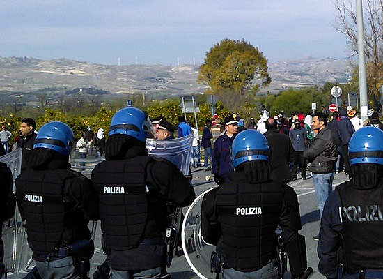 COISP CONTRO I CARA | Quello di Mineo è il più grande centro d'accoglienza d'Europa. Foto n. 2