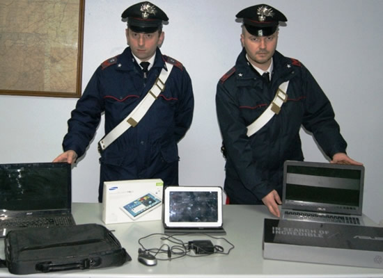 LA REFURTIVA | I carabinieri mostrano i computer e il tablet rubati. Foto n. 2