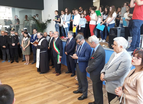 NUMEROSI PRESENTI | Un momento della cerimonia. Foto n. 2