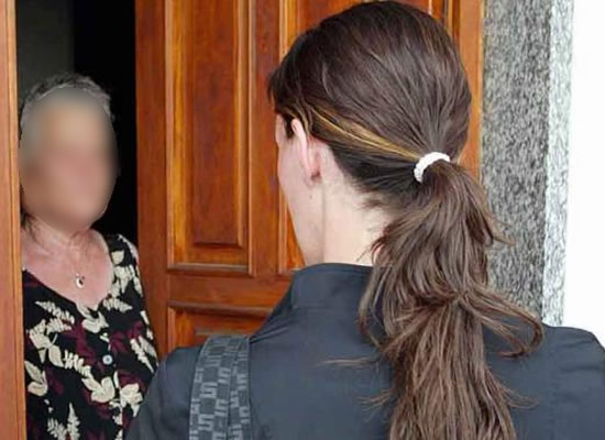 ENTRAVANO IN CASA CON LA SCUSA DELLA PENSIONE | Le due donne distraevano gli anziani per poi rovistare nelle loro abitazioni, in cerca di denaro e oggetti preziosi.  Foto n. 2