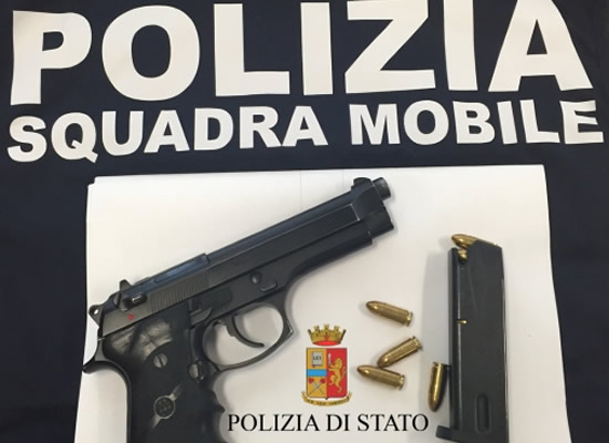 NASCOSTA SOTTO IL SEDILE | La pistola trovata nell'auto del 63enne dalla polizia. Foto n. 2