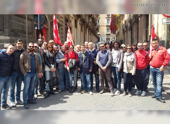 PROTESTA IN PREFETTURA | I lavoratori del Cara di Mineo con le bandiere della Cgil. Foto n. 2